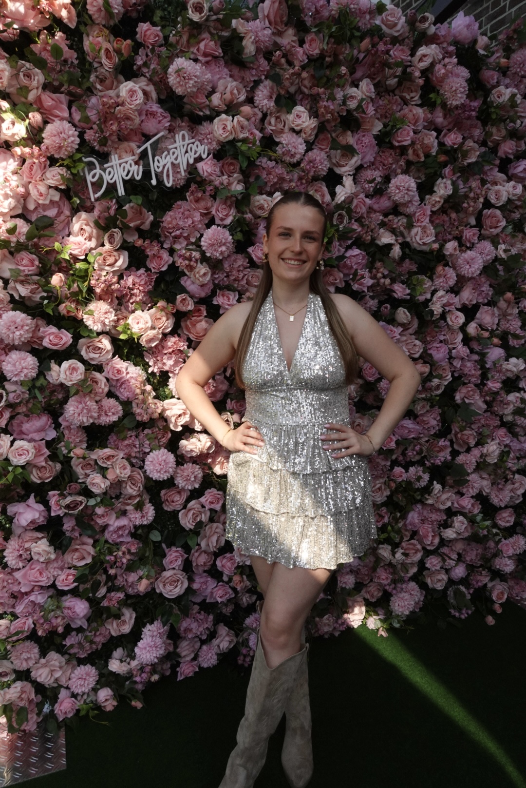 Pia Linßen vor ihrer Blumenwand